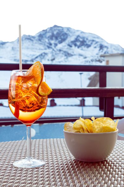 aperitivo vista montagne hotel galassia e1736367365136