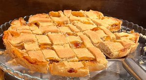 Ricco buffet di pasticceria fresca per la colazione